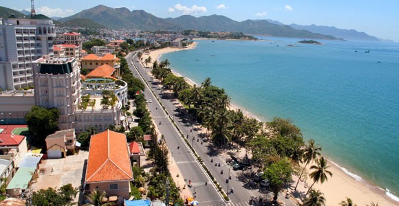 Застроенное высотными отелями побережье Нячанга, набережная и городской пляж