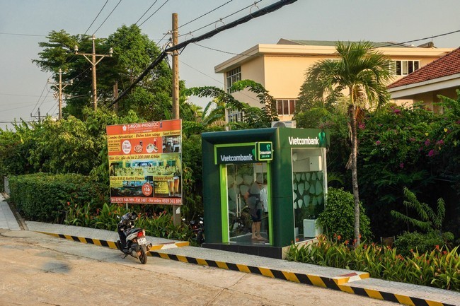 Снятие наличных донгов в банкоматах на Фукуоке, Вьетнам