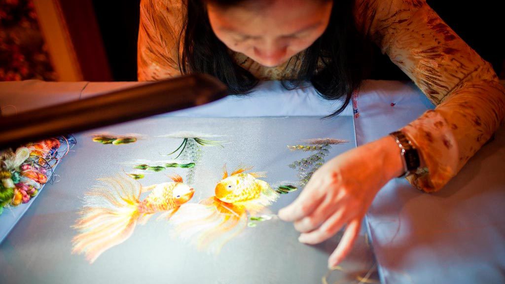 Как вышивают картины из шелка во Вьетнаме 